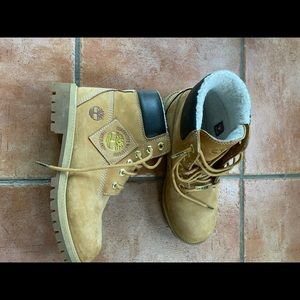 Men’s Timberland boots. (ALMOST NEW)